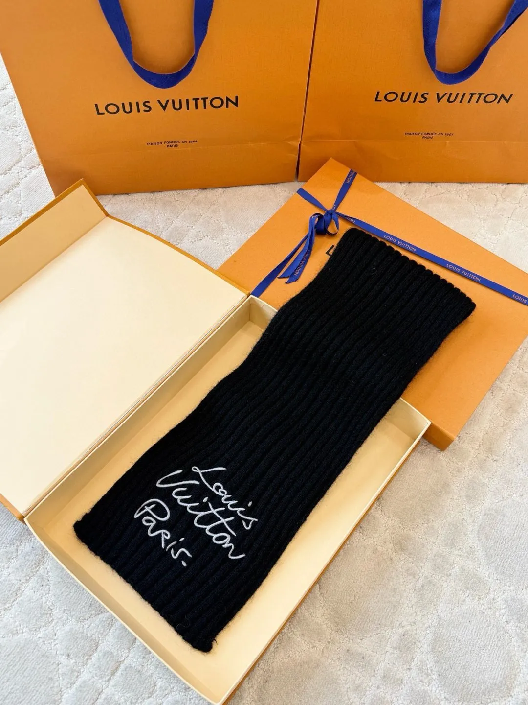 LOUIS VUITTON autumn and winter ski series scarf ●Original version: 5450 purchase and development ●Item number: 1682012-B05 ●Fabric: wool blended fabric ●Technology: knitted production ●Color: black/white ●Version: fitted version ●Description: This Louis Vuitton scarf is made of high-count fine cashmere blended material and is woven through 12-needle precision vertical pit strip knitting technology. The texture is uniform and fine, with both softness and drape. The "Louis Vuitton Paris" logo on the front of the scarf is presented using a three-dimensional embroidery process: it is first shaped with embroidery thread of the same color, and then three layers of gradient stitching are added to make the font outline clear and textured, and blend naturally with the knitted fabric. The finished product is steam pre-shrunk and hand-ironed to ensure dimensional stability and fluffy touch. The packaging uses the brand's exclusive gift box. From material selection to detailed craftsmanship, the production standards of the brand's high-end line are continued, taking into account warmth retention and decoration. The overall wiring is straight and delicate, the fabric is comfortable and soft, and the color is consistent without color difference. It can be matched with the same style to create a fashionable look and control various occasions. Customized accessories, complete with three standards, same style for men and women!